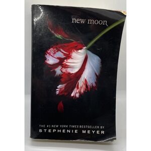 New Moon (Twilight Saga) 2006 First Edition Paperback book Stephenie Meyer